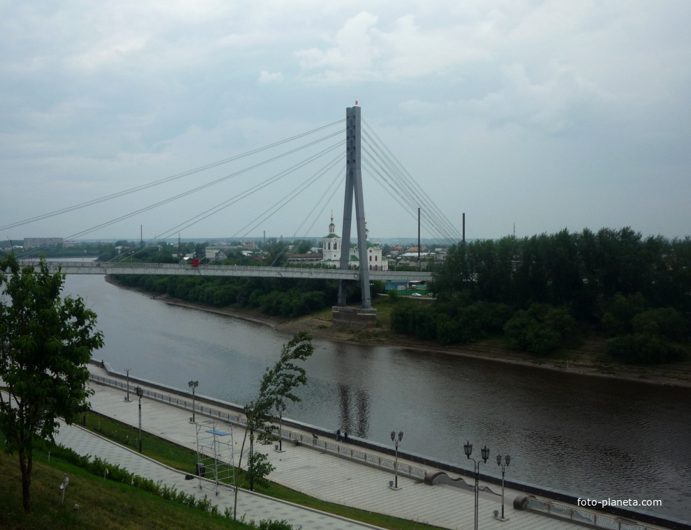 Река Тура, пешеходный мост