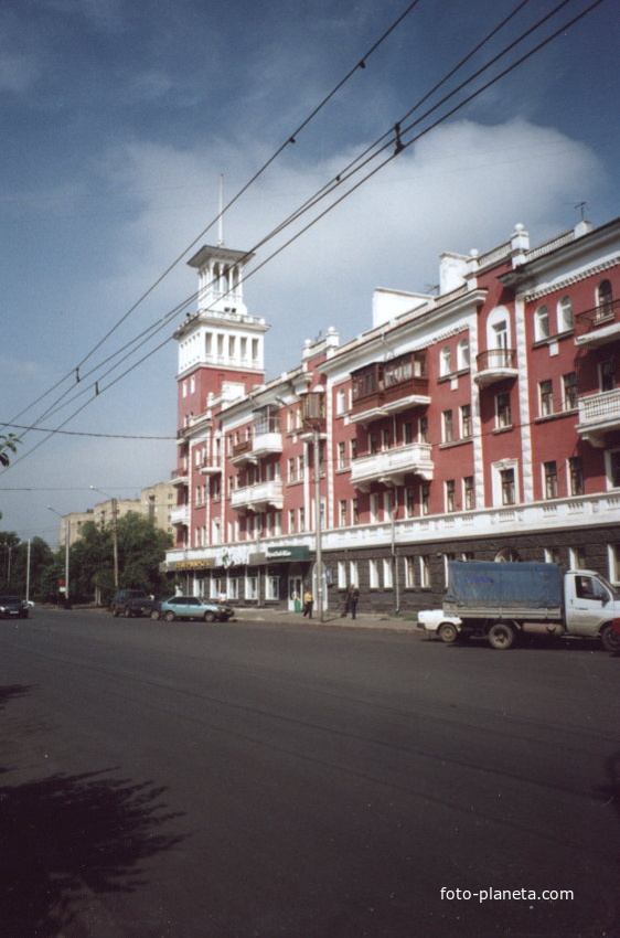 Красно-белое здание с башней (ул. Карла Маркса, 132)