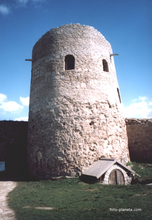 Изборская крепость. Башня Луковка