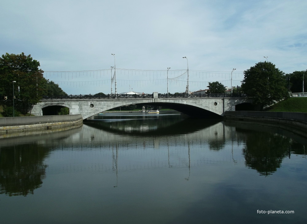 Река Свислочь. На мосту – проспект Независимости