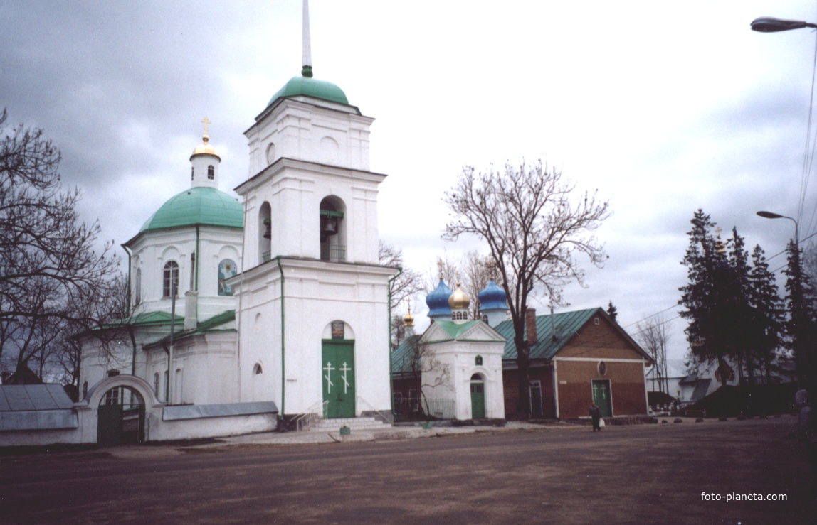 Печоры. Вид на церковь Сорока мучеников  Севастийских и Варваринскую церковь (справа)