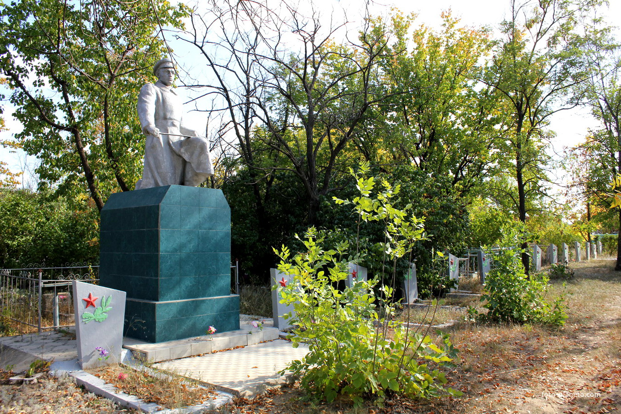 Братская и инд могилы воинов ВОВ на старом кладбище