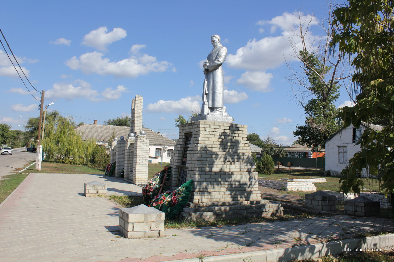 Братская могила, мемориал павшим воинам в ВОВ в Старой Станице