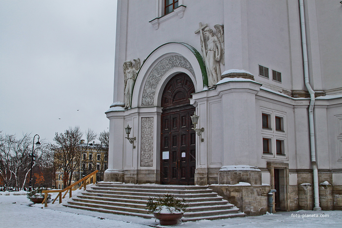 Вход в Екатерининский собор
