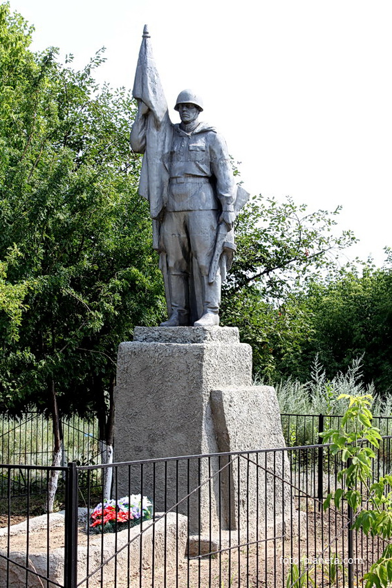 братская могила воинов,павших в ВОВ