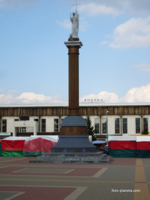 колонна с Ангелом-хранителем на привокзальной площади