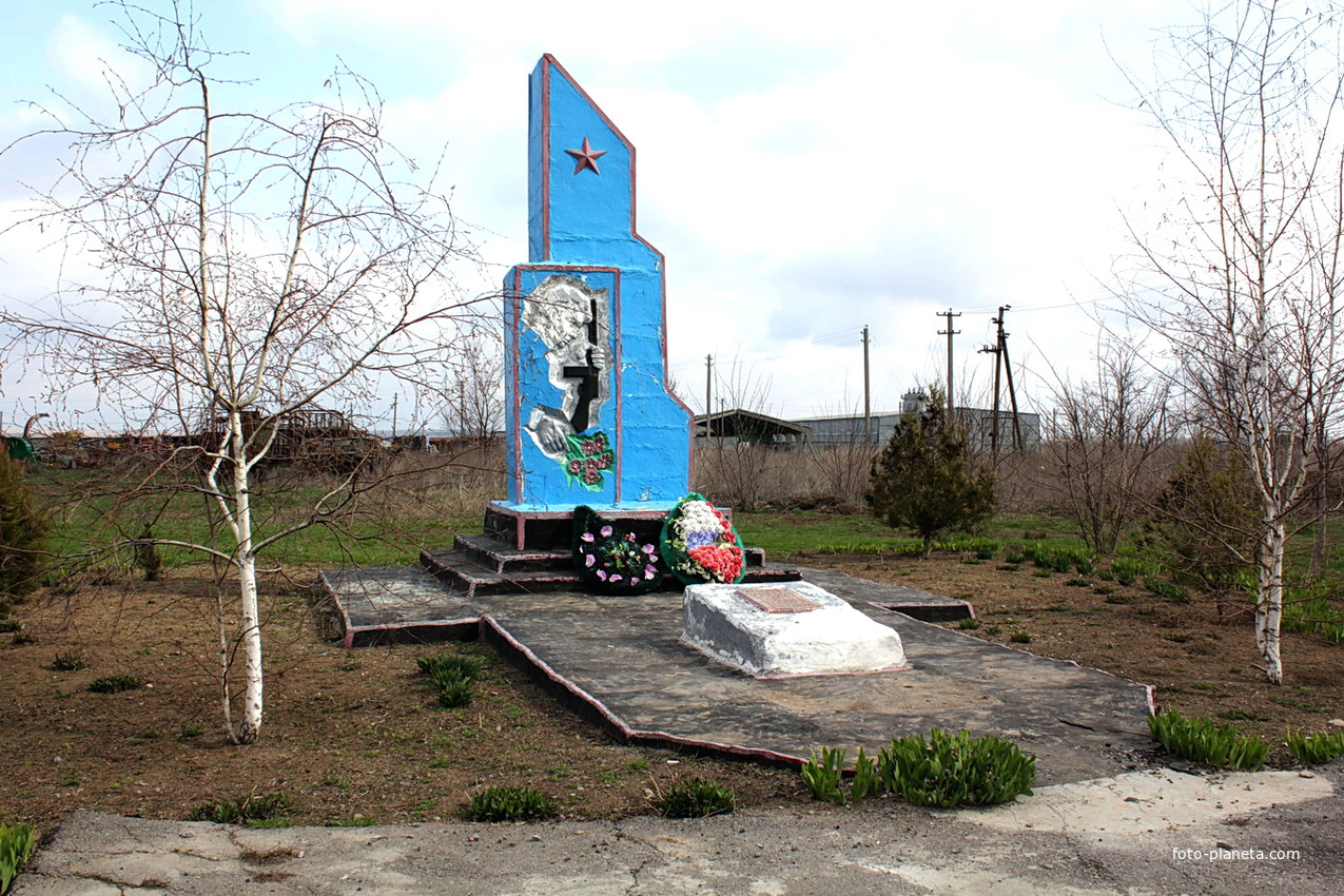 братская могила воинов,павших в ВОВ