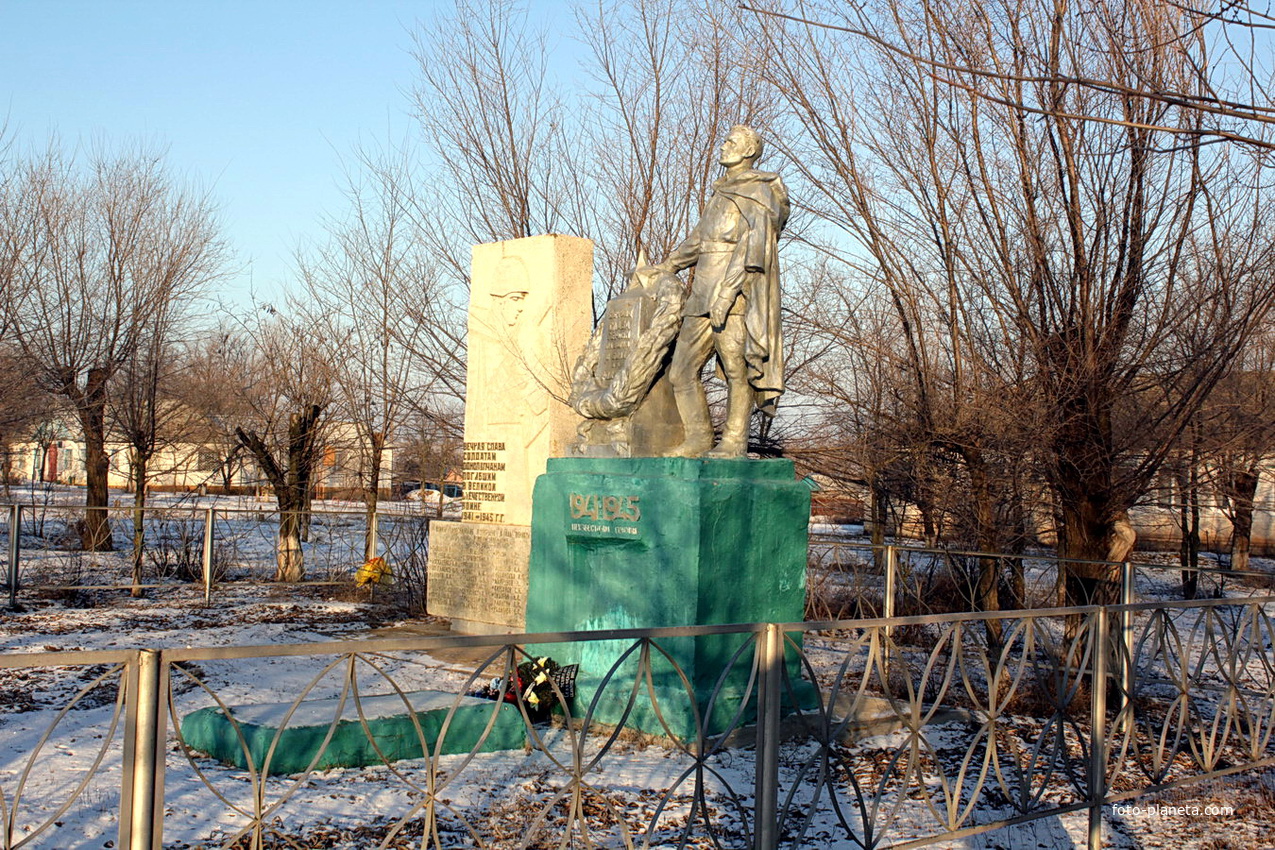 братская могила незвестных солдат, погибших в дни Сталинградской битвы