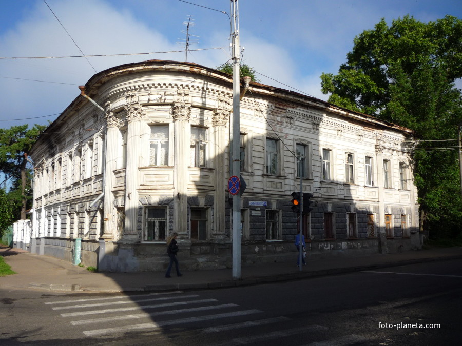 Здание на пересечении ул. Симановского и Пятницкой ул. (рядом с монастырём)