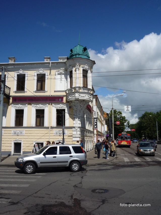 Здание на площади Волкова