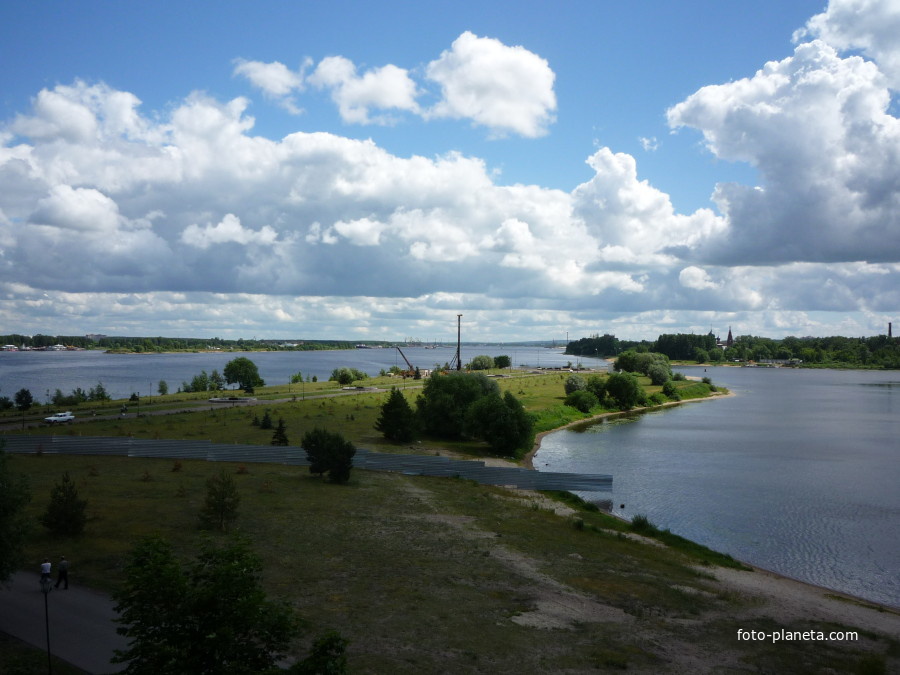 Вид на устье Которосли (справа – Которосль, слева – Волга)