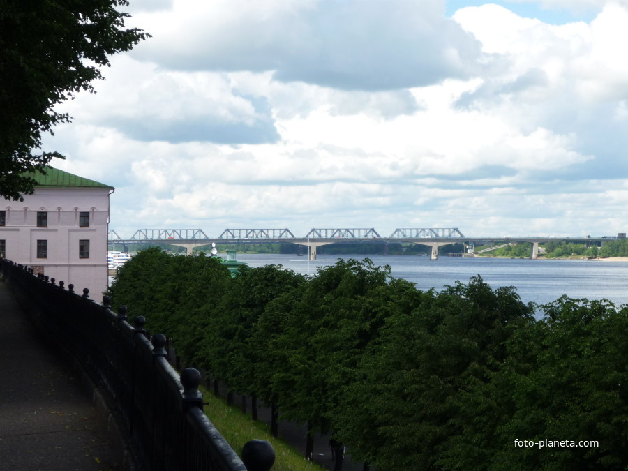 Река Волга. На дальнем плане – автодорожный и железнодорожный мосты