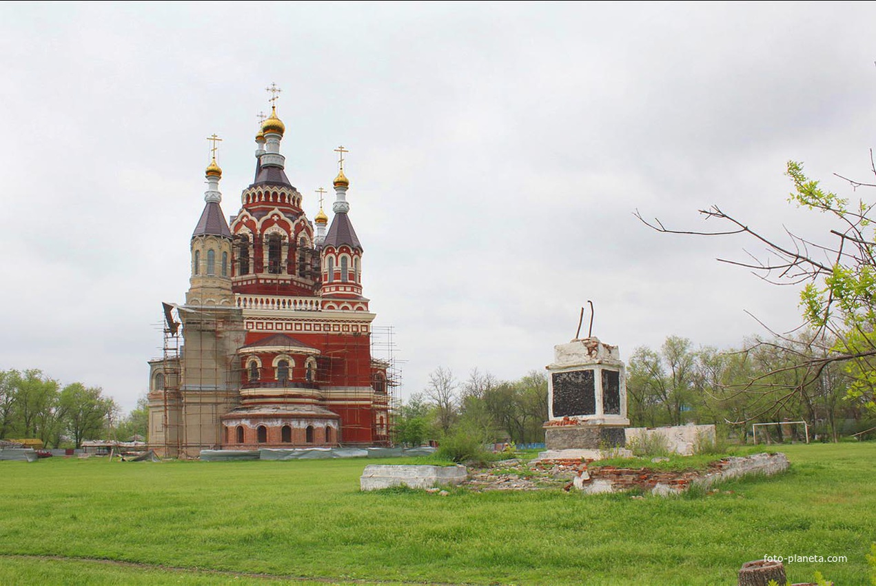 Храм Парскевы пятницы и разрушенный памятник Ленину с трибуной