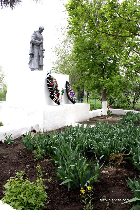 братская могила воинов,павших в ВОВ