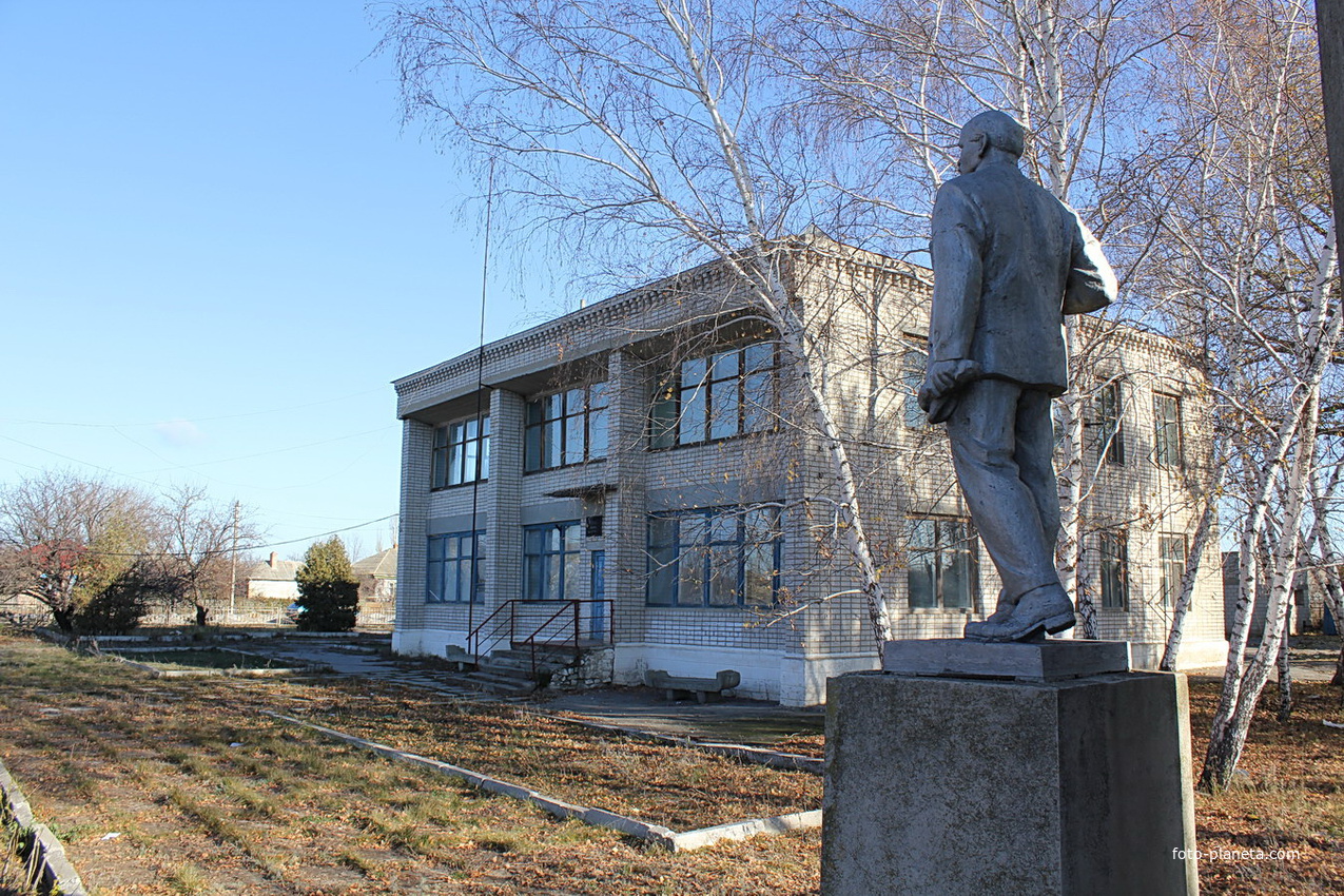 Ленин у здания бывшего правления колхоза -бывший Ленин, бывший колхоз