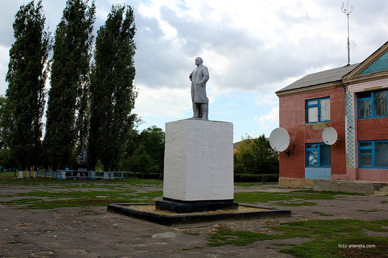 памятник ленину у дома культуры