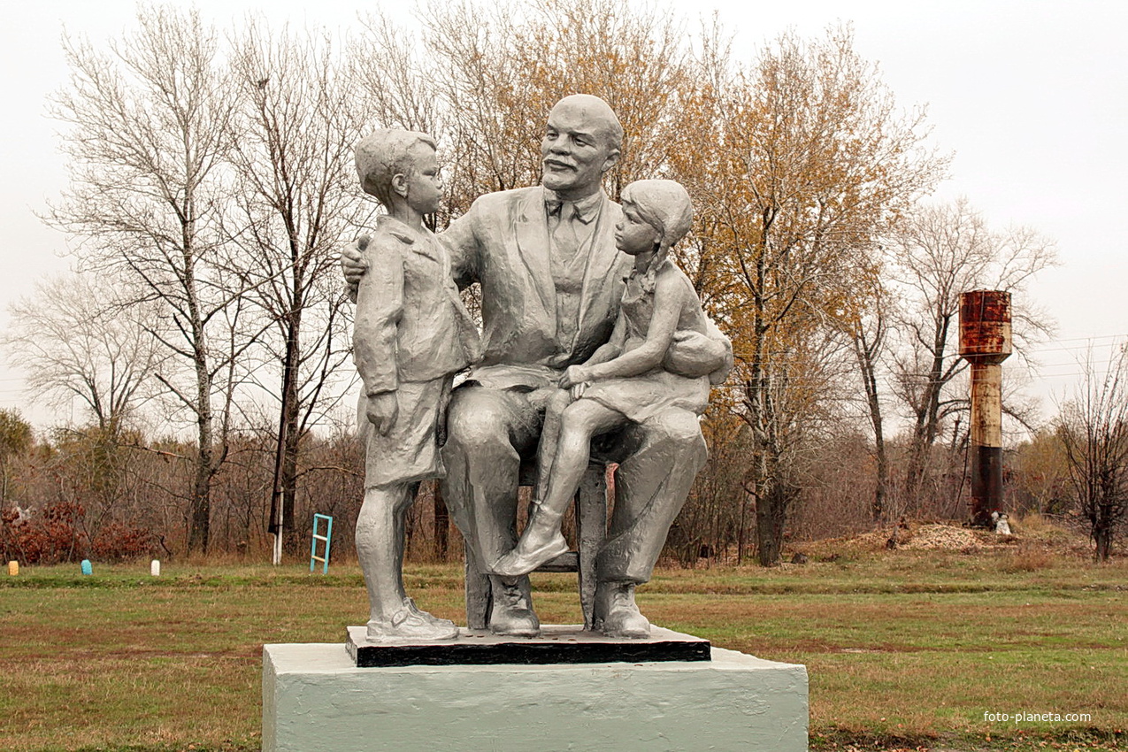 памятник Ленин и дети во дворе школы