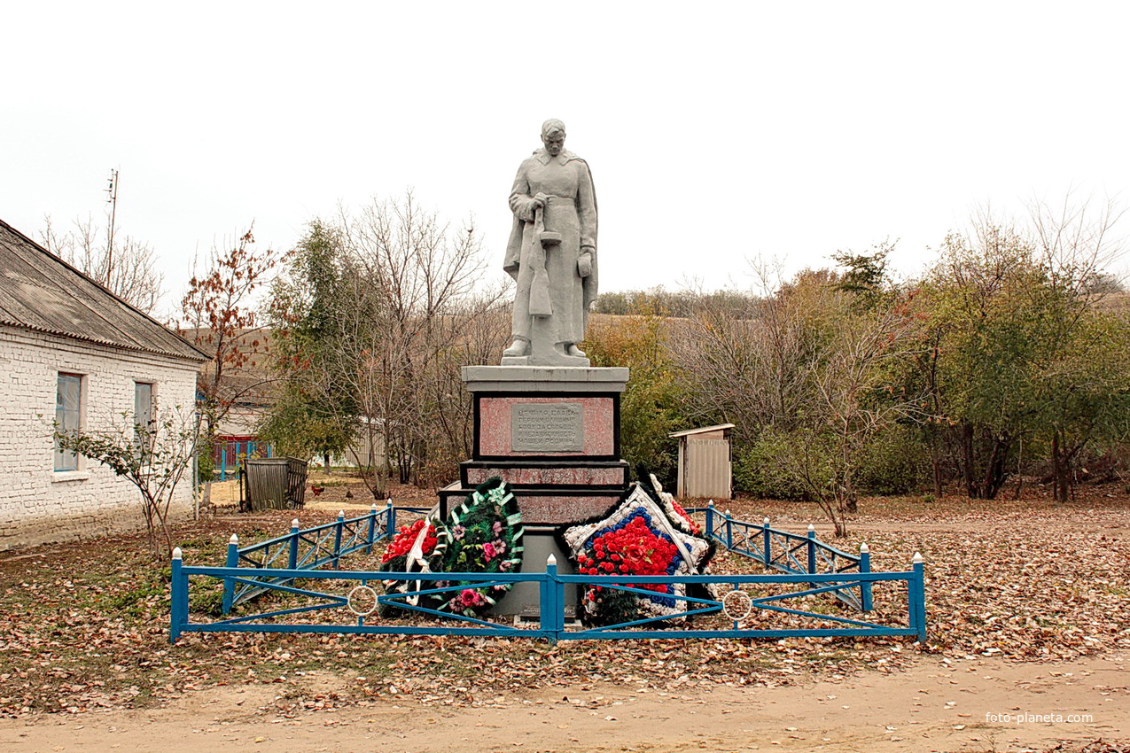 Братская могила, мемориал павшим воинам в ВОВ