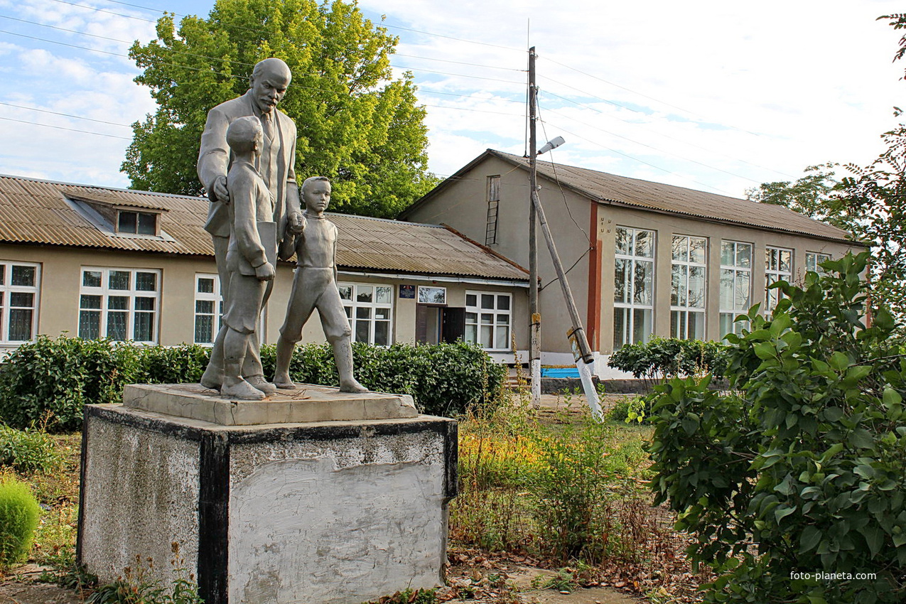 паямтник Ленин и дети возле школы