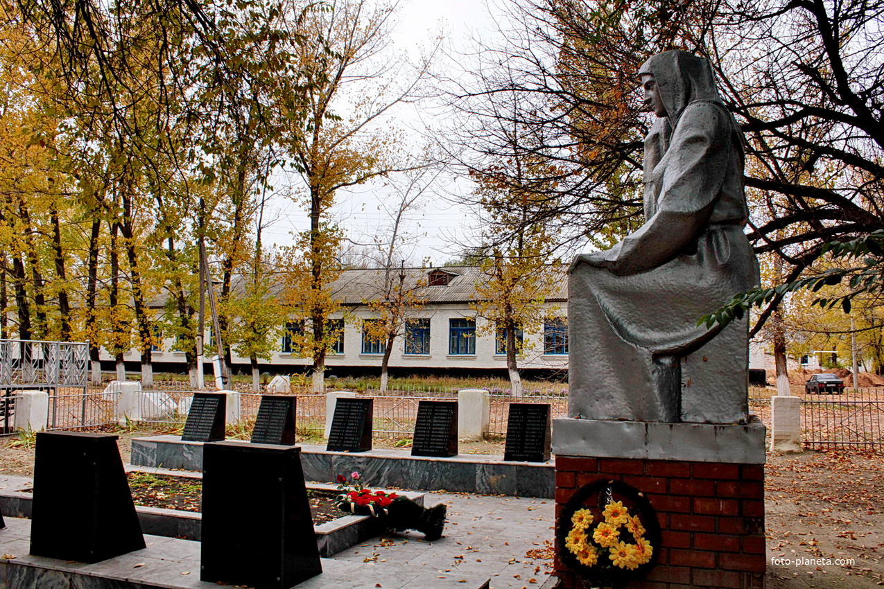 мемориал перед школой