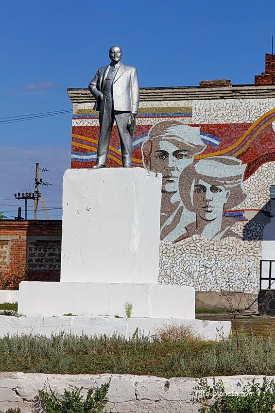 памятник Ленину у ДК