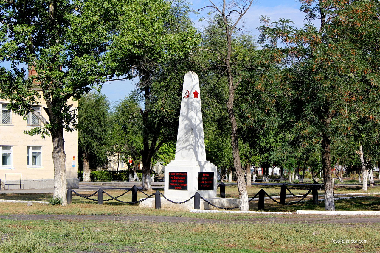 памятник павшим воинам на территории воинской части