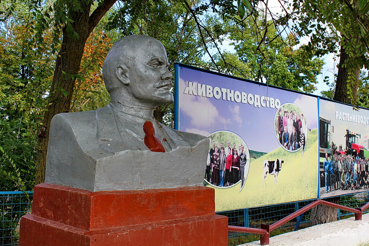бюст Ленину