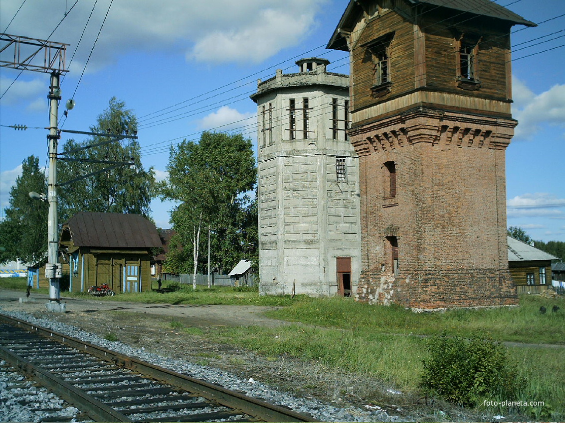 Станционные здания старинной постройки в Лепше.