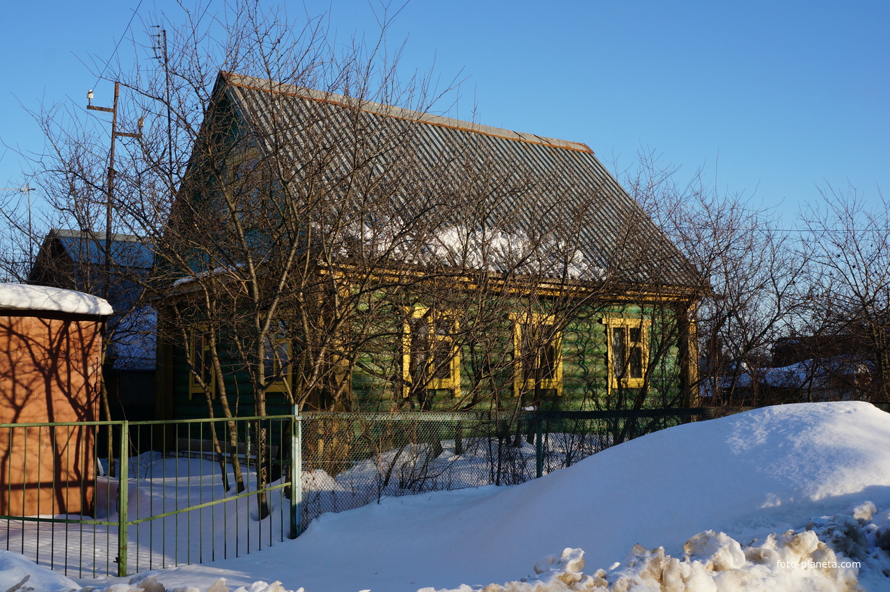 Зелёный бревенчатый дом