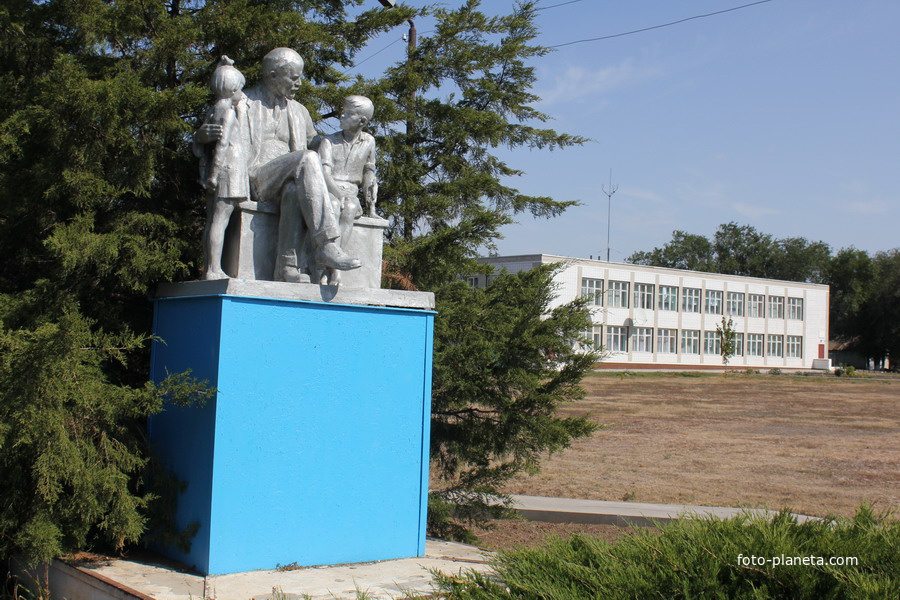 Детский сад и памятник Ленину