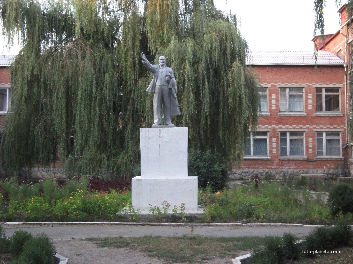 памятник В.И.Ленину  СОШ №13