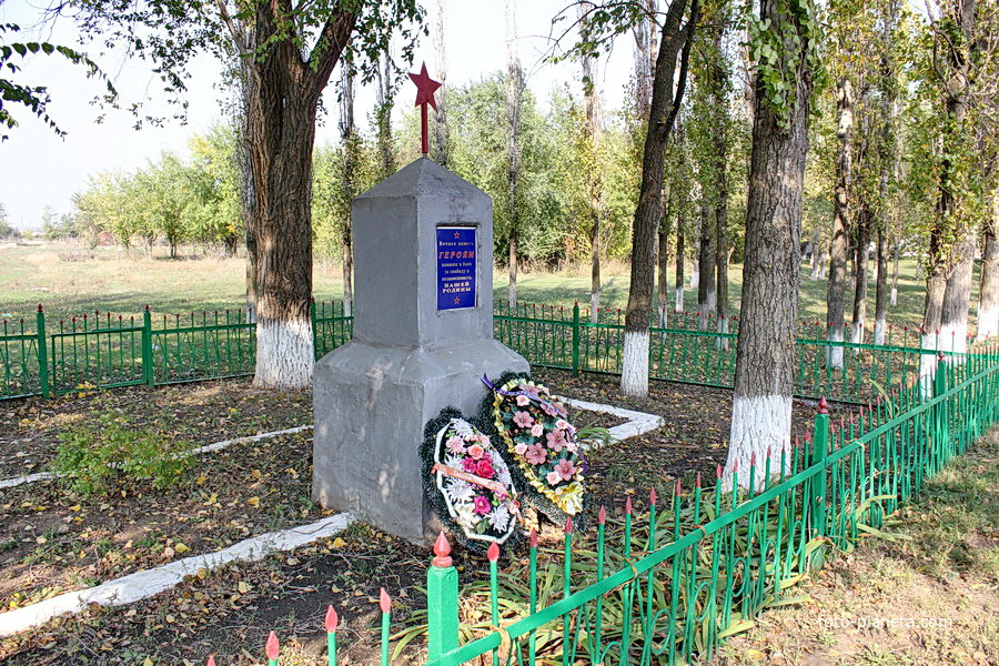 братская могила воинов, павших в ВОВ у маслозавода (243 неизвестных воина)