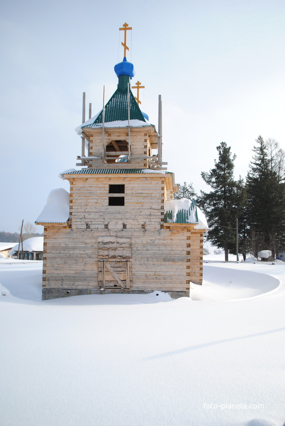 Строящаяся церковь.