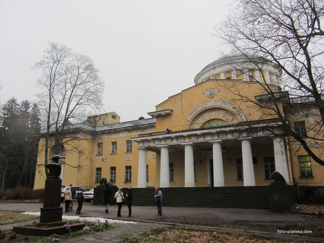 Дача Воронцова-Дашкова (&quot;Шуваловский дворец&quot;) - центральное здание усадьбы