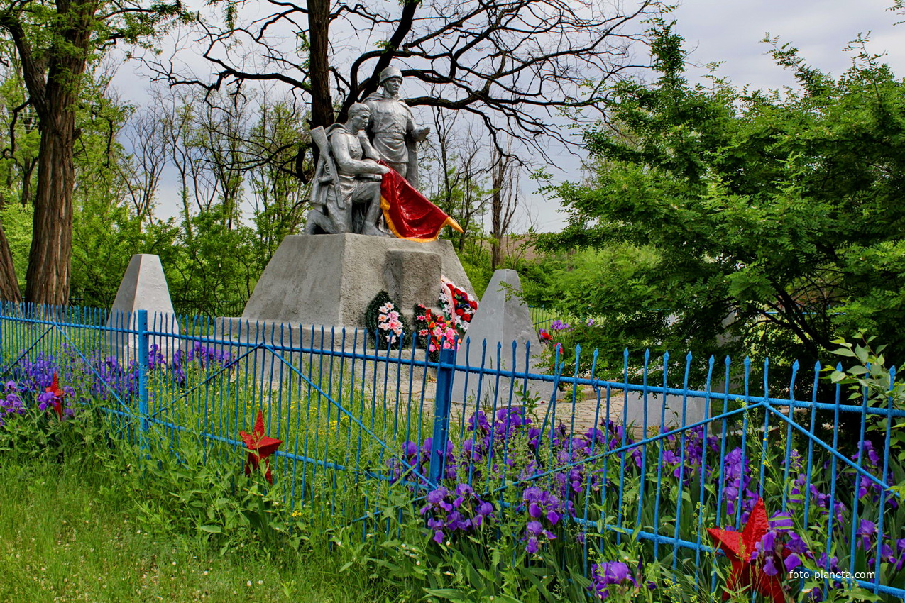 братская могила воинов,павших в ВОВ