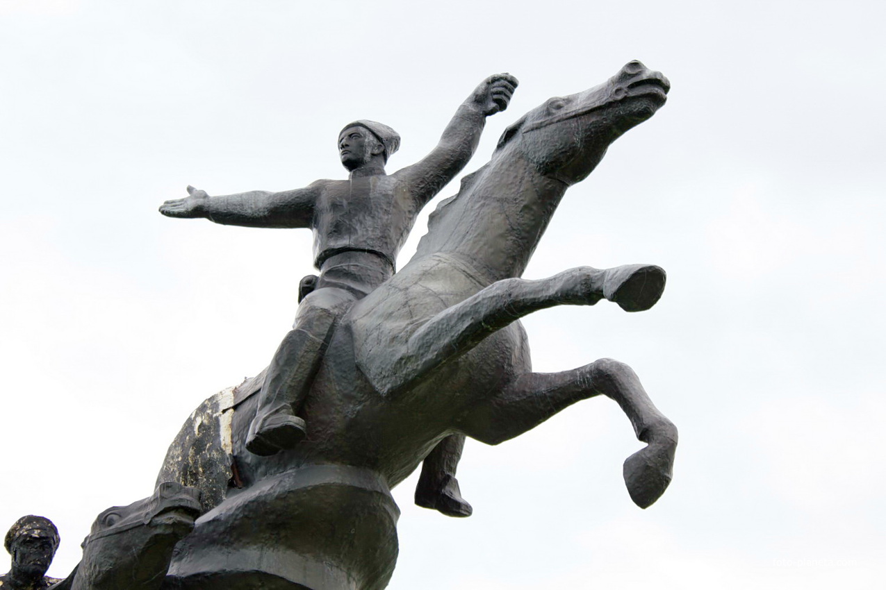 Мемориал памяти Первоконникам  Здесь, на родине Б.М.Думенко создал небольшой отряд конников, который очень быстро вырос в конный корпус, а затем и в 1 Конармию К сожалению, на сегодня этот памятник в ужасном состоянии -разрушается и наполовину разгр