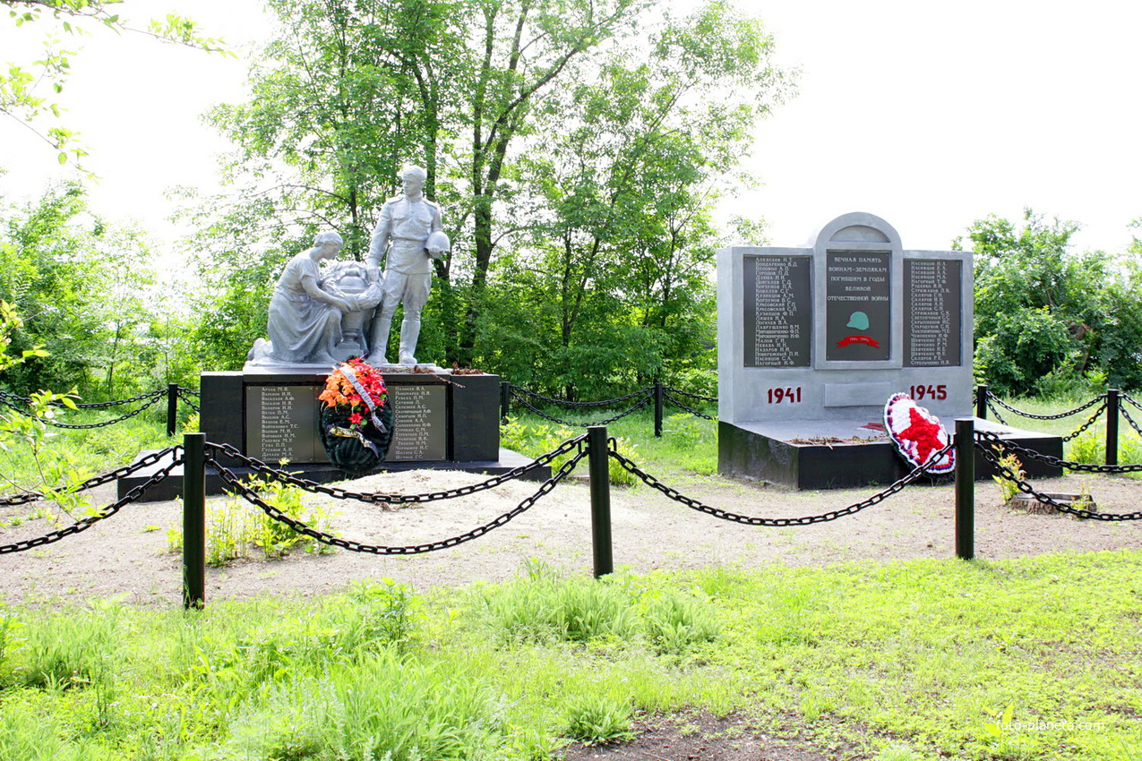 Братская могила, мемориал павшим воинам в ВОВ возле ДК