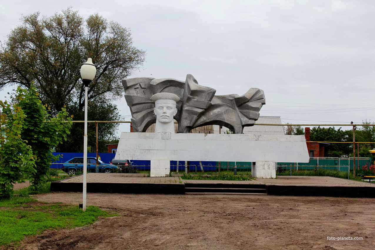 Комендор «Авроры» Евдоким Павлович Огнев участвовал в гражданской войне и геройски погиб в бою.