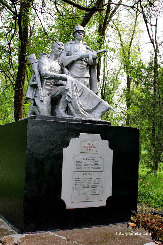 памятник на братской могиле павших воинов в ВОВ