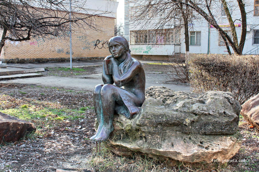 скульптура - Двушка с книгой