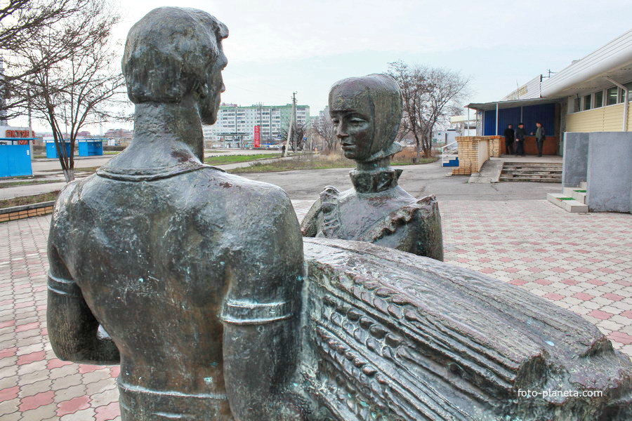 скульптурная композиция &quot;Урожай&quot; у магазина &quot;Артемида&quot;