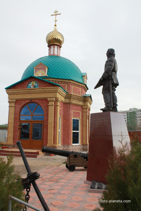 памятник адмиралу Ушакову на территории храма Рождества Христова