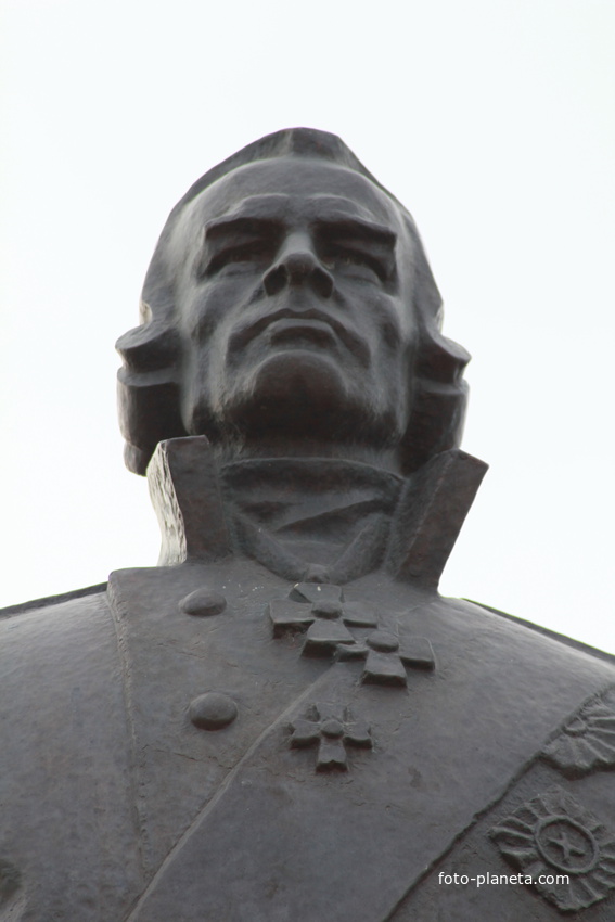 памятник адмиралу Ушакову на территории храма Рождества Христова