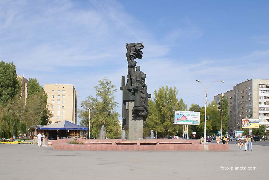 памятник &quot;Комсомльский поход продолжается&quot;