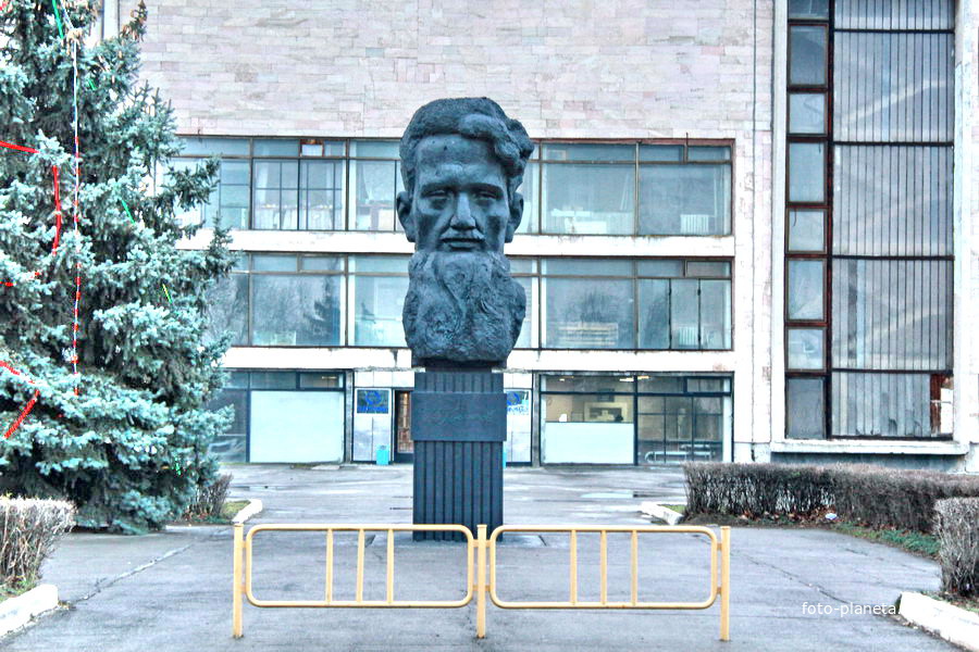 памятник Курчатову у проходной Атоммаша