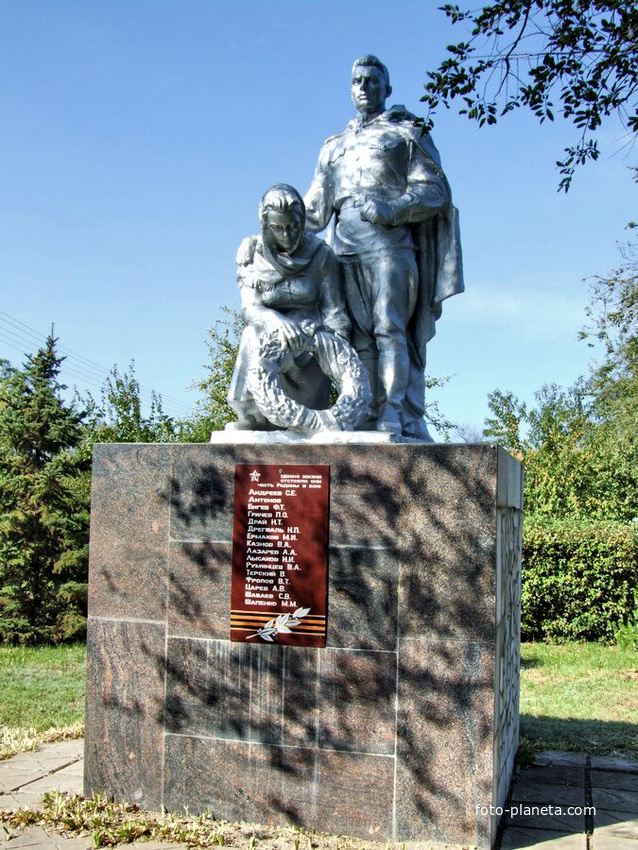 старый памятник на братской могиле старосоленого