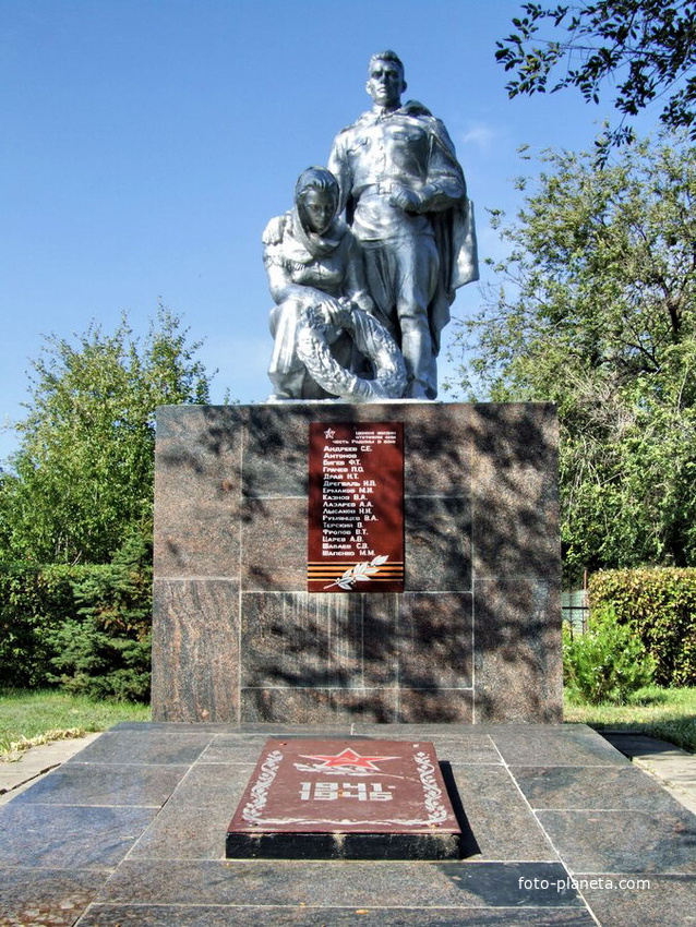 старый памятник на братской могиле старосоленого