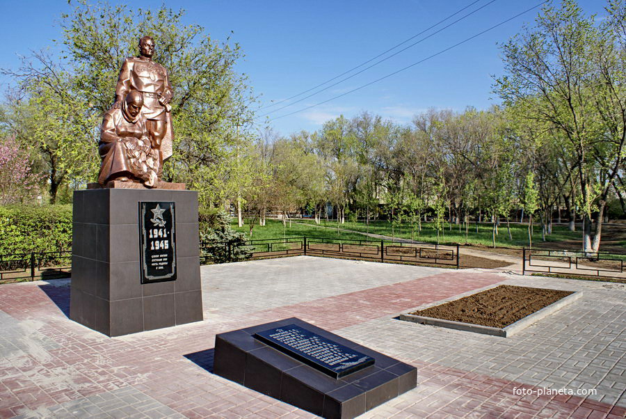 новый памятник на братской могиле старосоленого