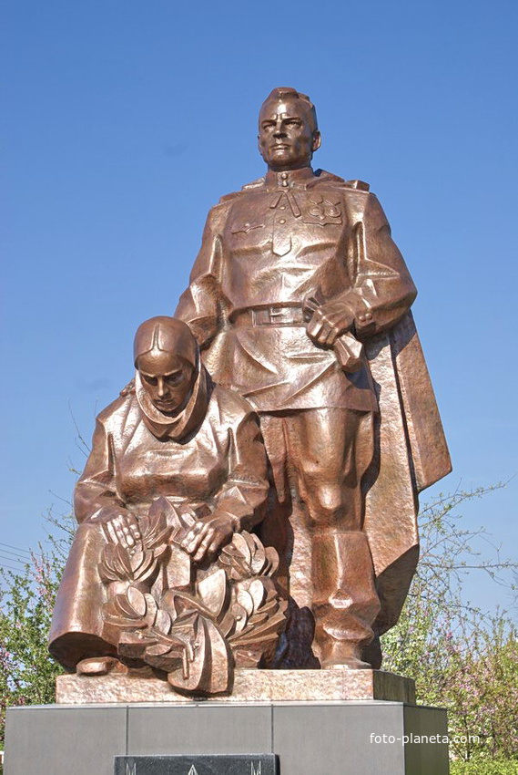 новый памятник на братской могиле старосоленого