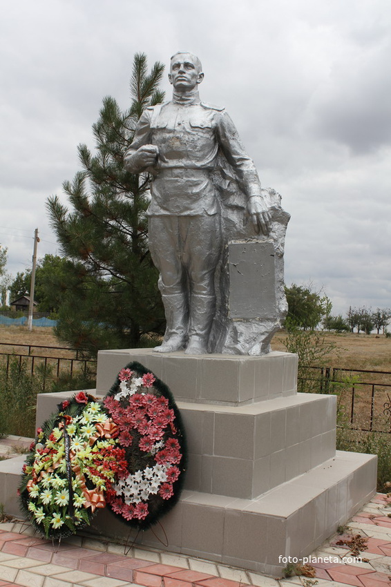 памятник на братской могиле воинов ВОВ